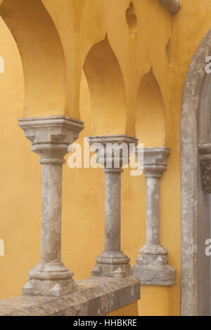 Sintra, Portogallo: fila di archi gotici a pena Palace. Foto Stock