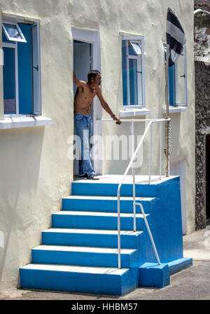 Uomo locale in porta, Jamestown St Helena mid-atlantico Foto Stock