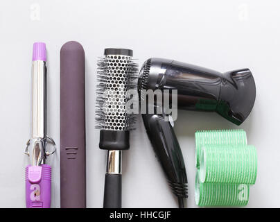 Set di strumenti asciugatrice e ferro capelli spazzola per capelli e peli  di colore rosso su bianco Foto stock - Alamy