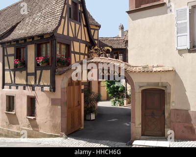 Dettagli architettonici con casa in legno e muratura in Mittelbergheim, un villaggio di una regione in Francia denominato Alsazia Foto Stock