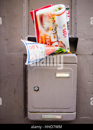 La posta indesiderata nella maniglia della porta o postero scatole in Italia. Foto Stock