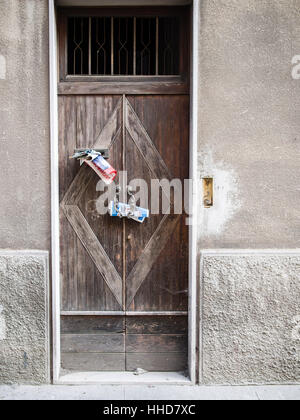 La posta indesiderata nella maniglia della porta o postero scatole in Italia. Foto Stock