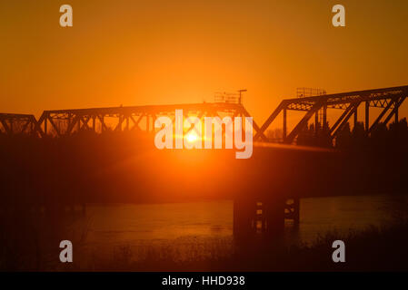 Il traffico che attraversa lo stand ferry road ponte che attraversa il fiume Ouse al tramonto howden Yorkshire Regno Unito Foto Stock