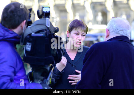Caroline Lucas MP (Verde: Brighton Pavilion) co-leader del Partito Verde di Inghilterra e Galles, essendo intervistato dopo Theresa Maggio Brexit del discorso, 1 Foto Stock