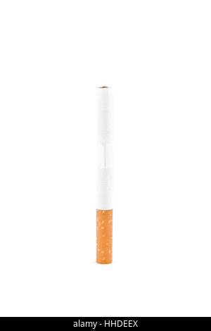 Close up di una sigaretta contro uno sfondo bianco Foto Stock