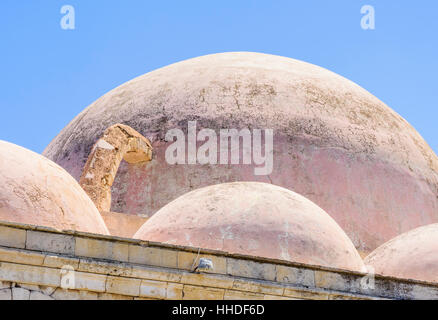 Dettaglio del multi-cupola tetto rosa della moschea di Janissaries nel vecchio porto veneziano, Chania, Creta, Grecia Foto Stock