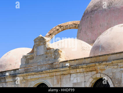 Dettaglio del multi-cupola tetto rosa della moschea di Janissaries nel vecchio porto veneziano, Chania, Creta, Grecia Foto Stock