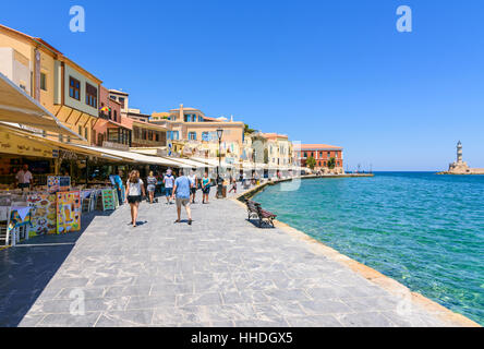 Ristorante rivestito dal lungomare intorno all'esterno vecchio porto veneziano di Chania, Creta, Grecia Foto Stock