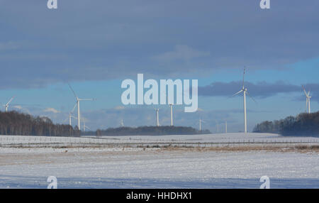 Campo invernale di turbine elettriche e cervi Foto Stock