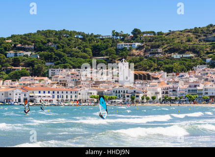 Gli appassionati di windsurf a El Port de la Selva, sulla Costa Brava Catalogna Foto Stock