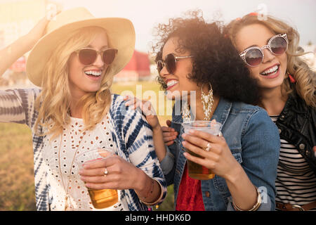 Bere birra e divertirsi Foto Stock