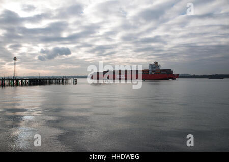 OOCL nave Container lasciando Montreal Southampton Regno Unito il 17 gennaio 2017 in rotta di Anversa. Preso dalla Mayflower Park Foto Stock