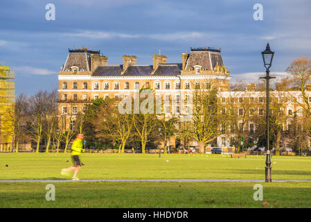 Pareggiatore di jogging sul Clapham Common, Lambeth Borough, London, Regno Unito Foto Stock