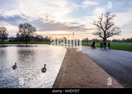 Lago, Clapham Common al tramonto, Lambeth Borough, London, Regno Unito Foto Stock