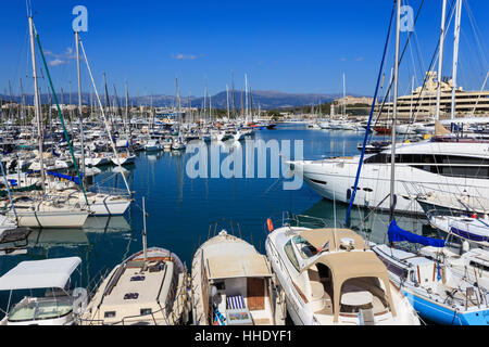 Il Vieux Port, con molti yacht, vista di Fort Carré, dal Bastione St-Jaume, Antibes, sulla Riviera Francese, Cote d'Azur, Provenza, Francia Foto Stock