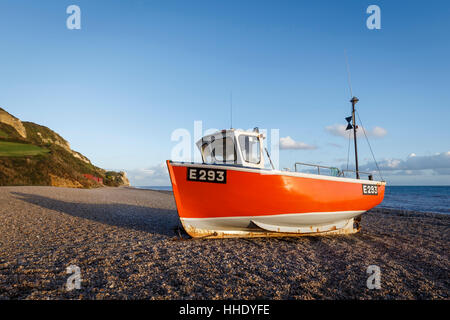 Barca da pesca ormeggiate Branscombe sulla spiaggia al tramonto, Seaton, East Devon, Regno Unito Foto Stock