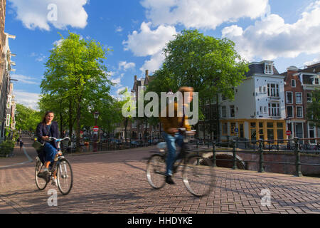 I ciclisti sul ponte, Amsterdam, Paesi Bassi Foto Stock