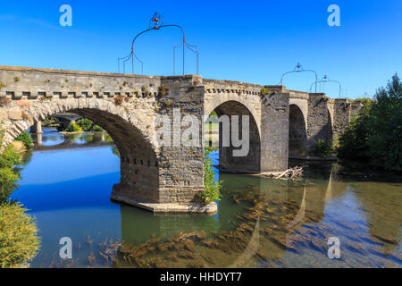 Il XIV secolo il ponte medievale Pont-Vieux, oltre il fiume Aude, Ville Basse, Carcassonne, Languedoc-Roussillon, Francia Foto Stock