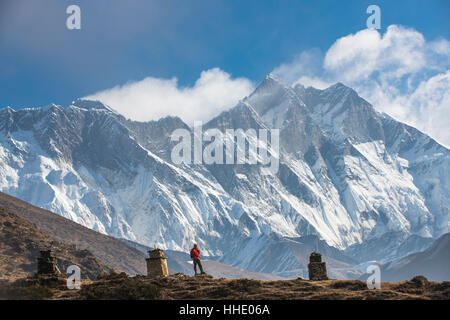 Un trekker sul suo modo al Campo Base dell'Everest, sul Lhotse con il picco sulla destra, Regione di Khumbu, in Nepal Foto Stock