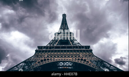 Una vista dal basso della torre eiffel Foto Stock