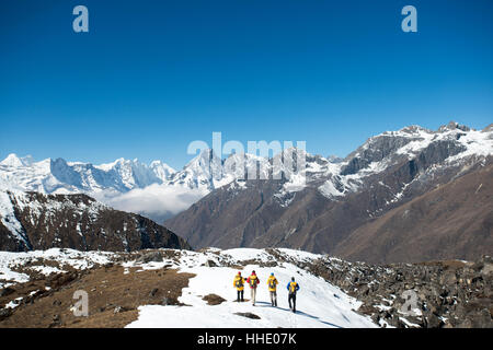 Un team di quattro alpinisti tornare al campo base dopo aver scalato Ama Dablam in Nepal Himalaya, Regione di Khumbu, in Nepal Foto Stock