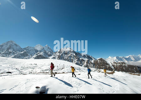 Un team di quattro alpinisti tornare al campo base dopo aver scalato Ama Dablam in Nepal Himalaya, Regione di Khumbu, in Nepal Foto Stock