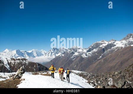 Un team di quattro alpinisti tornare al campo base dopo aver scalato Ama Dablam in Nepal Himalaya, Regione di Khumbu, in Nepal Foto Stock