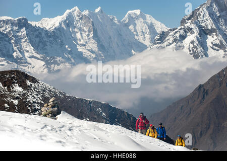 Un team di quattro alpinisti tornare al campo base dopo aver scalato Ama Dablam in Nepal Himalaya, Regione di Khumbu, in Nepal Foto Stock