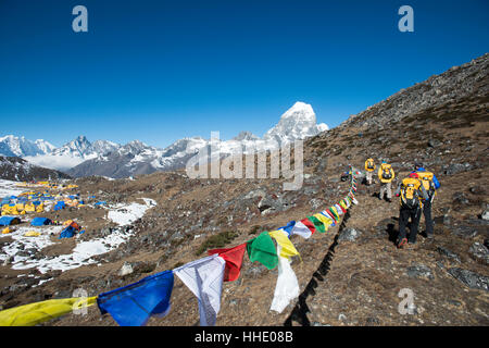 Un team di quattro alpinisti tornare al campo base dopo aver scalato Ama Dablam in Nepal Himalaya, Regione di Khumbu, in Nepal Foto Stock