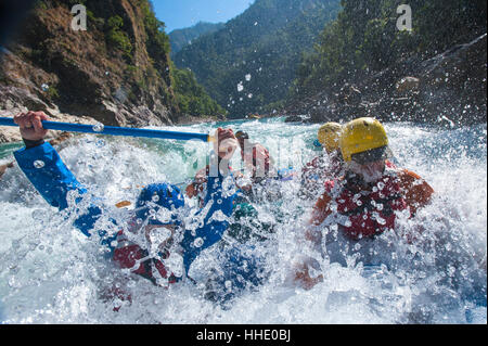 Una spedizione di rafting sul fiume Karnali, west Nepal Foto Stock