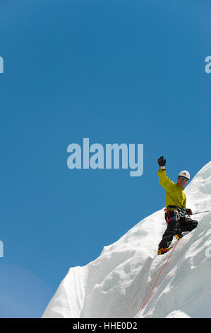 Un scalatore pratiche su una parete di ghiaccio in preparazione per la scalata Everest, Regione di Khumbu, in Nepal Foto Stock