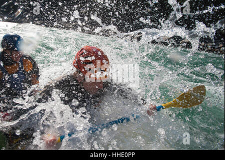 Una spedizione di rafting lungo il fiume Karnali, west Nepal Foto Stock