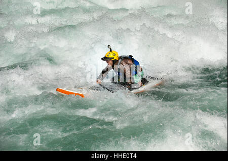 Stand Up Paddleboarding sul fiume Karnali, west Nepal Foto Stock