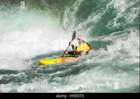 Un kayaker negozia il suo modo attraverso le rapide del fiume Karnali, west Nepal Foto Stock