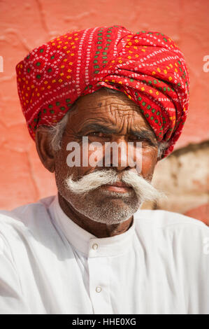 Un uomo di Rajasthani che indossa un turbante e un tipicamente grandi baffi, Rajasthan, India Foto Stock