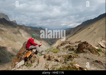 Fermarsi ad assaporare la vista dalla cima del Konze La, durante le valli nascoste Trekking in Ladakh, regione Himalayana, India Foto Stock