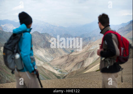 Fermarsi ad assaporare la vista dalla cima del Konze La, 4900m, durante le valli nascoste trek Ladakh, India Foto Stock