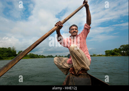 Un pescatore sul Kaptai lago, Chittagong Hill Tracts, Bangladesh Foto Stock