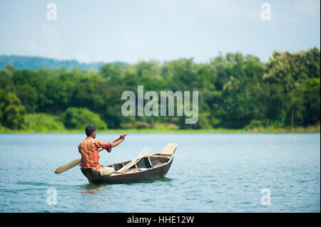 Un pescatore sul Kaptai lago nelle Chittagong Hill Tracts, Bangladesh Foto Stock