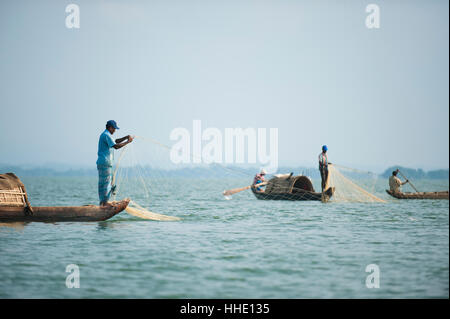 Barche da pesca sul lago Kaptai nelle Chittagong Hill Tracts, Bangladesh Foto Stock