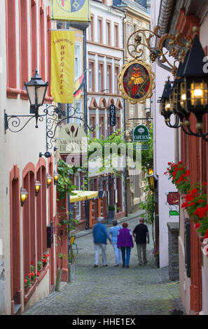 Scena di strada, Bernkastel-Kues, Renania-Palatinato, Germania Foto Stock