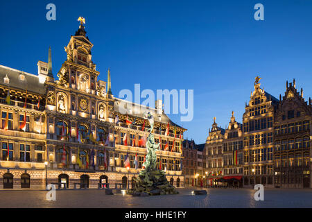 Municipio (Stadhuis) nella piazza principale del mercato di Anversa, nelle Fiandre, in Belgio Foto Stock