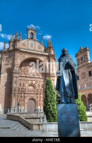 Statua di Francisco de Vitoria in primo piano, Saint Stephen's Convento, Salamanca, UNESCO, Castiglia y Leon, Spagna Foto Stock