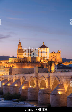 Ponte romano in primo piano e la Grande Moschea e la cattedrale di Cordoba in background, UNESCO, Cordoba, Andalusia, Spagna Foto Stock