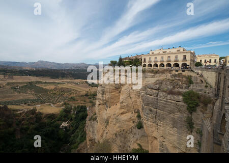 Vista del El Tajo River Gorge dal Puente Nuevo ponte,Ronda,Andalucia,Andalusia, Spagna Foto Stock