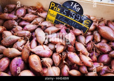 Un mercato display di stallo di scalogni, verdure fresche, cipolle in vendita. Foto Stock