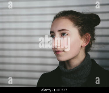Ritratto di tredici anni ragazza adolescente guardando rilassato, guardando lontano, fantasticando Foto Stock