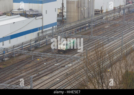 Locomotiva in attesa per il treno di vetture. Foto Stock