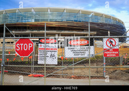 Sito in costruzione indicazioni su un recinto di sicurezza al di fuori della nuova Optus Stadium Foto Stock