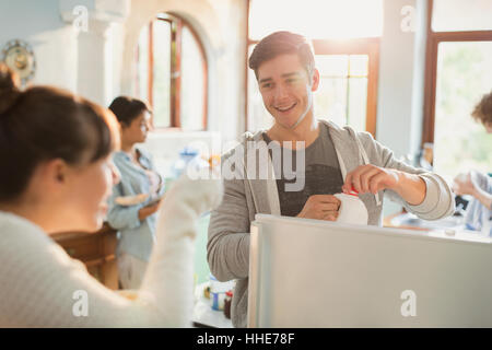 I giovani adulti gustando la prima colazione in appartamento cucina Foto Stock